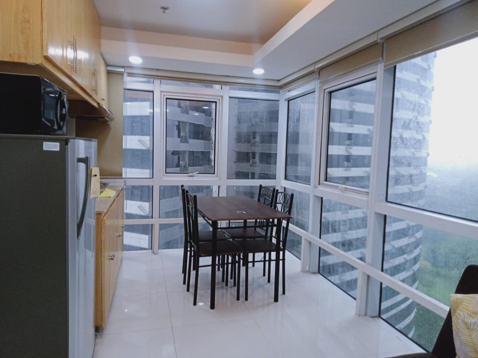 2 Bedrooms Units Forbes Area 5Th Avenue Bgc Center マニラ市 エクステリア 写真